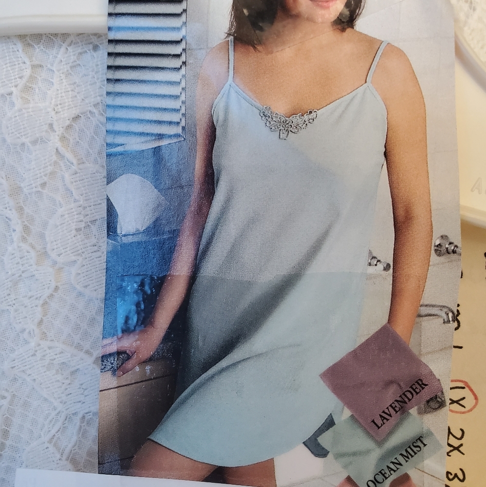 Petra Fashions Cotton blend shirttail hem Chemise,  medallion,  1X Lavender - Picture 2 of 11